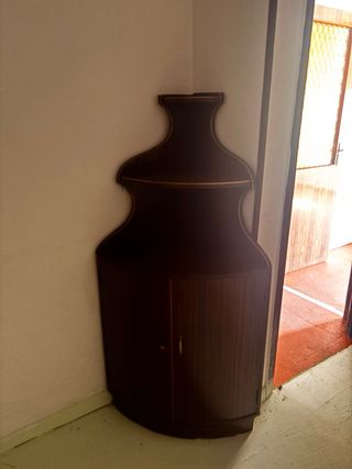 Sofás,camas y cómoda de madera