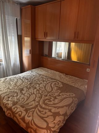 Sofás,camas y cómoda de madera