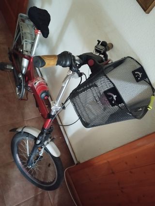 Bicicleta plegable roja con cesta