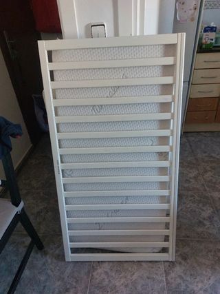 Cuna de bebé blanca con osito