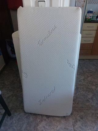 Cuna de bebé blanca con osito