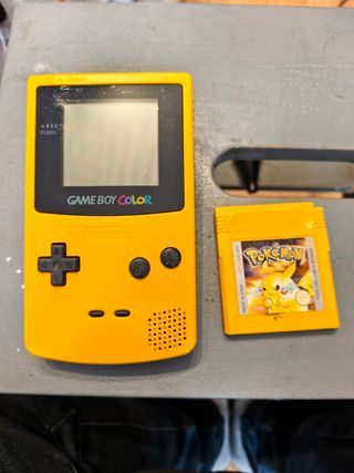 Game Boy Color Amarilla + Pokémon Amarillo