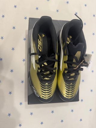 Botas de fútbol Adidas F50 Messi Doradas
GAMAMEDIA