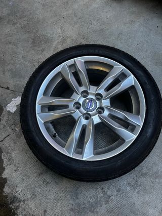 Llanta Volvo 17 con Neumático 215/50/17