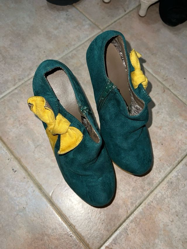 Scarpe con tacco giallo e verde