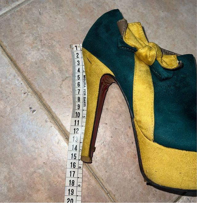 Scarpe con tacco giallo e verde