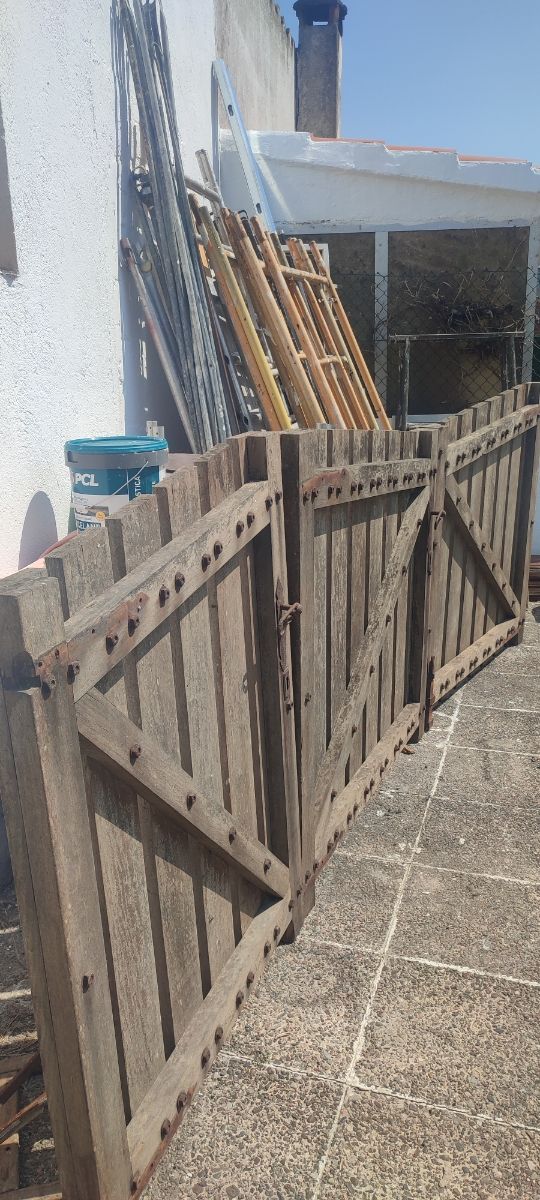 Portón rústico madera maciza con herrajes