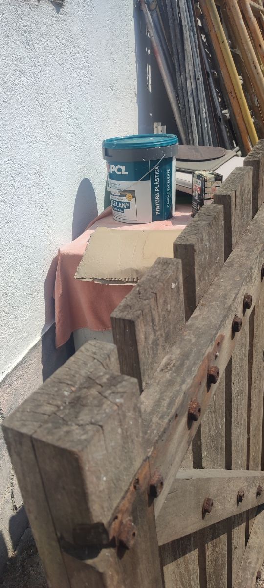 Portón rústico madera maciza con herrajes