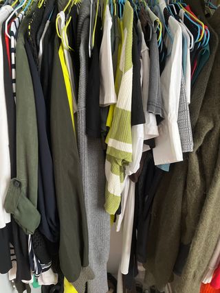 Lote Ropa de 250 prendas, tallas S/M la mayoría 