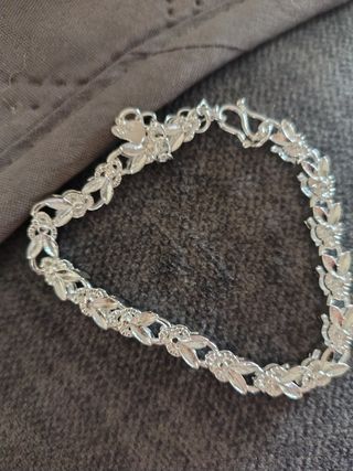 Pulsera de plata con diseño floral