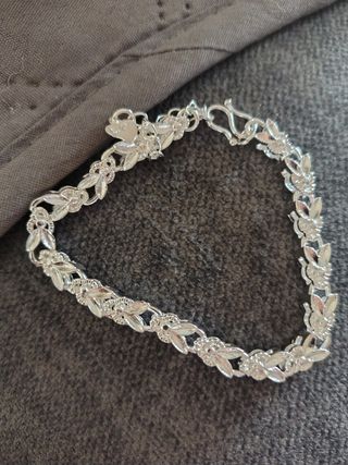 Pulsera de plata con diseño floral