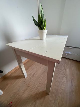 Mesa blanca de madera. 111cm x 68cm