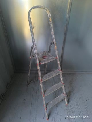 Escalera plegable de aluminio