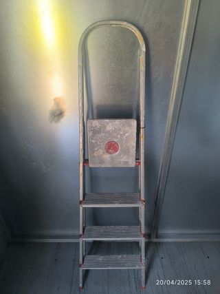 Escalera plegable de aluminio