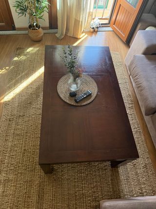 Mesa de centro de madera con el conjunto mueble tv