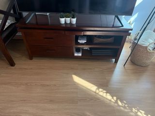 Mesa de centro de madera con el conjunto mueble tv