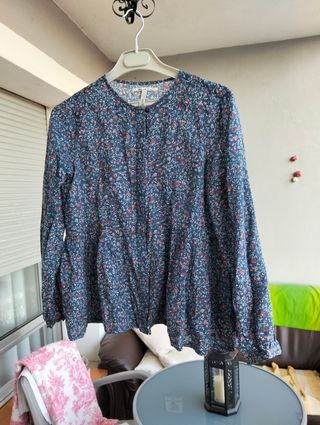Blusa floral azul y roja