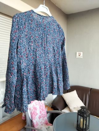 Blusa floral azul y roja