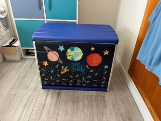 Baúl de juguetes espacial