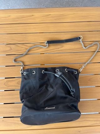 Bolso negro con cadena y asa de piel