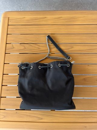 Bolso negro con cadena y asa de piel