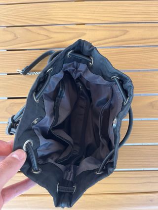 Bolso negro con cadena y asa de piel