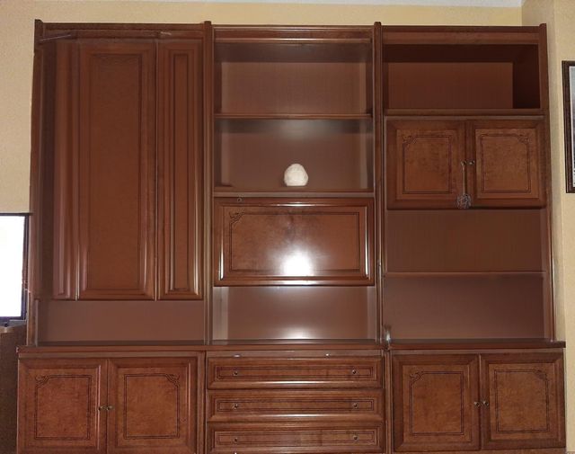 Mueble de salón de madera marrón