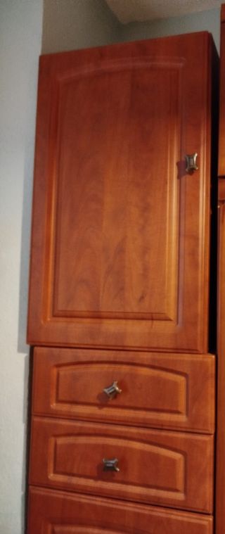 Mueble de madera con armario y cajonera