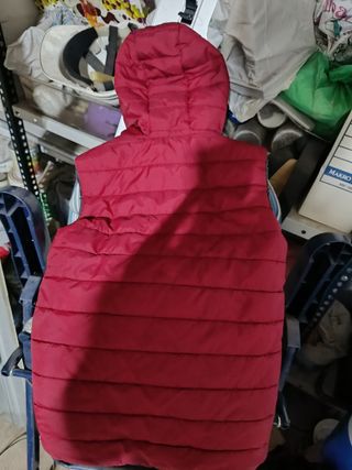Chaleco de niño rojo con capucha