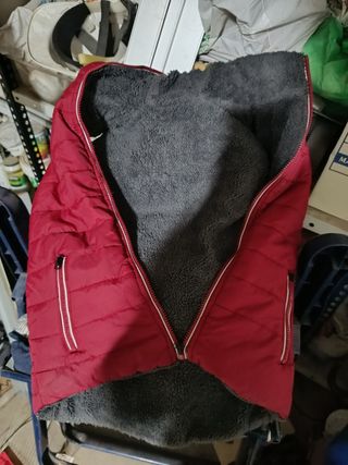 Chaleco de niño rojo con capucha