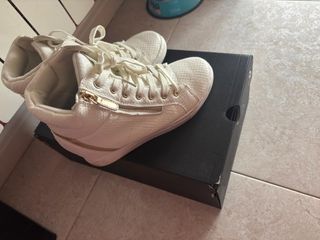 Botines blancos con cremallera dorada