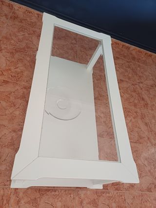 Mesa de centro blanca con tapa de cristal
