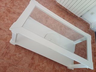 Mesa de centro blanca con tapa de cristal