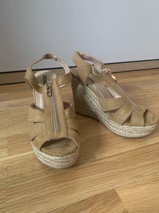 Sandalias cuña beige con cremallera