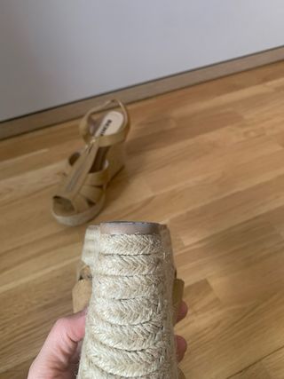 Sandalias cuña beige con cremallera