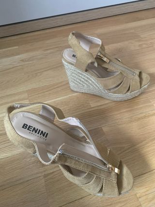 Sandalias cuña beige con cremallera