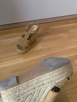 Sandalias cuña beige con cremallera