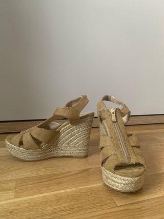 Sandalias cuña beige con cremallera