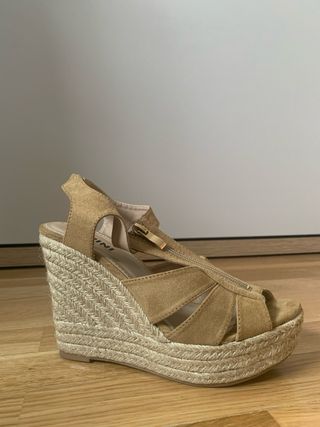 Sandalias cuña beige con cremallera