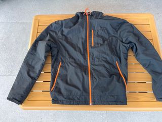 Chaqueta Negra con Detalles Naranja