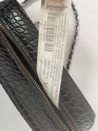Bolso negro Stradivarius efecto piel