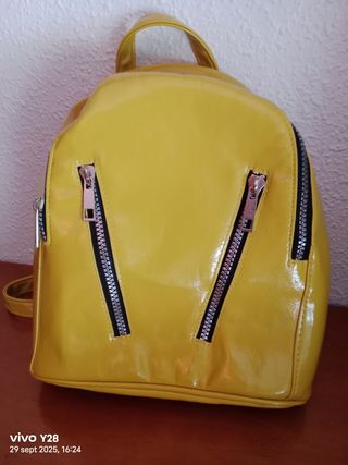 Mochila amarilla charol