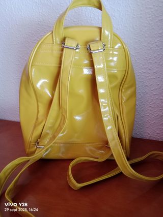 Mochila amarilla charol