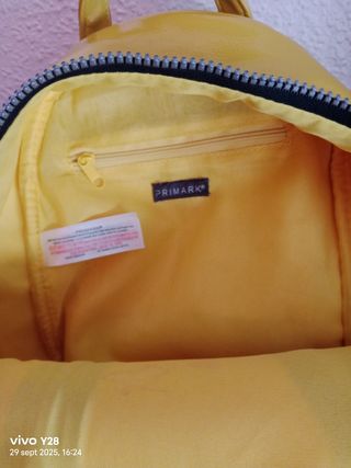 Mochila amarilla charol