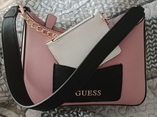 Bolso Guess rosa y negro