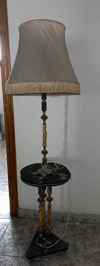 Lámpara de pie antigua con mesa auxiliar