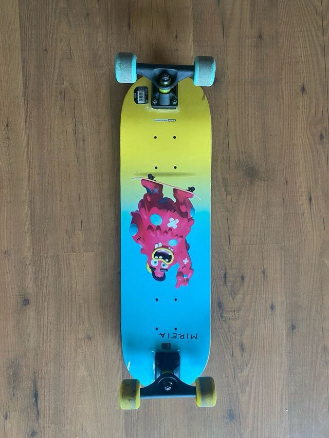 Skate con huellas azules y amarillas.