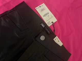 Pantalón efecto piel negro Zara Talla S