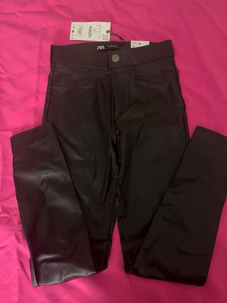 Pantalón efecto piel negro Zara Talla S