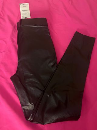 Pantalón efecto piel negro Zara Talla S